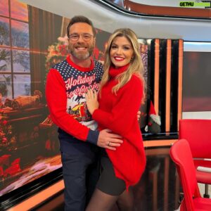 Nuno Eiró Instagram - Esta Manhã …. Foi Natal 🎅 e no sábado vai ser na @tvificcao , À conversa com a @anaritagram 🥰🎄 #work #christmas #morningshow #tvhost @estamanhatvi