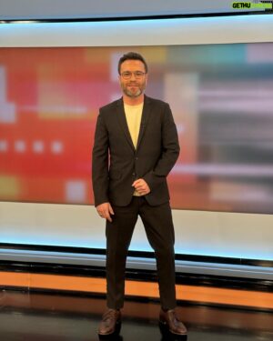 Nuno Eiró Instagram - Mau tempo ☔️, cores de inverno ❄️, sorriso para dar alegria 😉🤩 #morningshow #tvhost @estamanhatvi styled @bydorarogerio @antonymorato_official