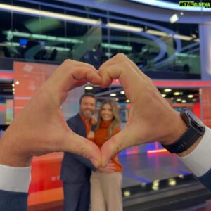 Nuno Eiró Instagram - Como costumamos dizer … Podíamos ser só inteligentes … 🤣🤣🤣🤣 não é, @sarasousapintoo 🤣❤️ #work #morningshow #tvhost @estamanhatvi