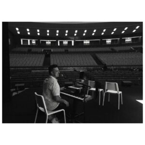 Nuno Lopes Instagram - Um carrossel de fotos backstage do nosso querido @nunolopes para lembrar a Portugal que estamos chegando! 🇵🇹
E logo depois emendamos com o Rio! 🇧🇷

Para mais informações e ingressos, clique no link na bio!

#portatil #teatroimprovisado #teatro
