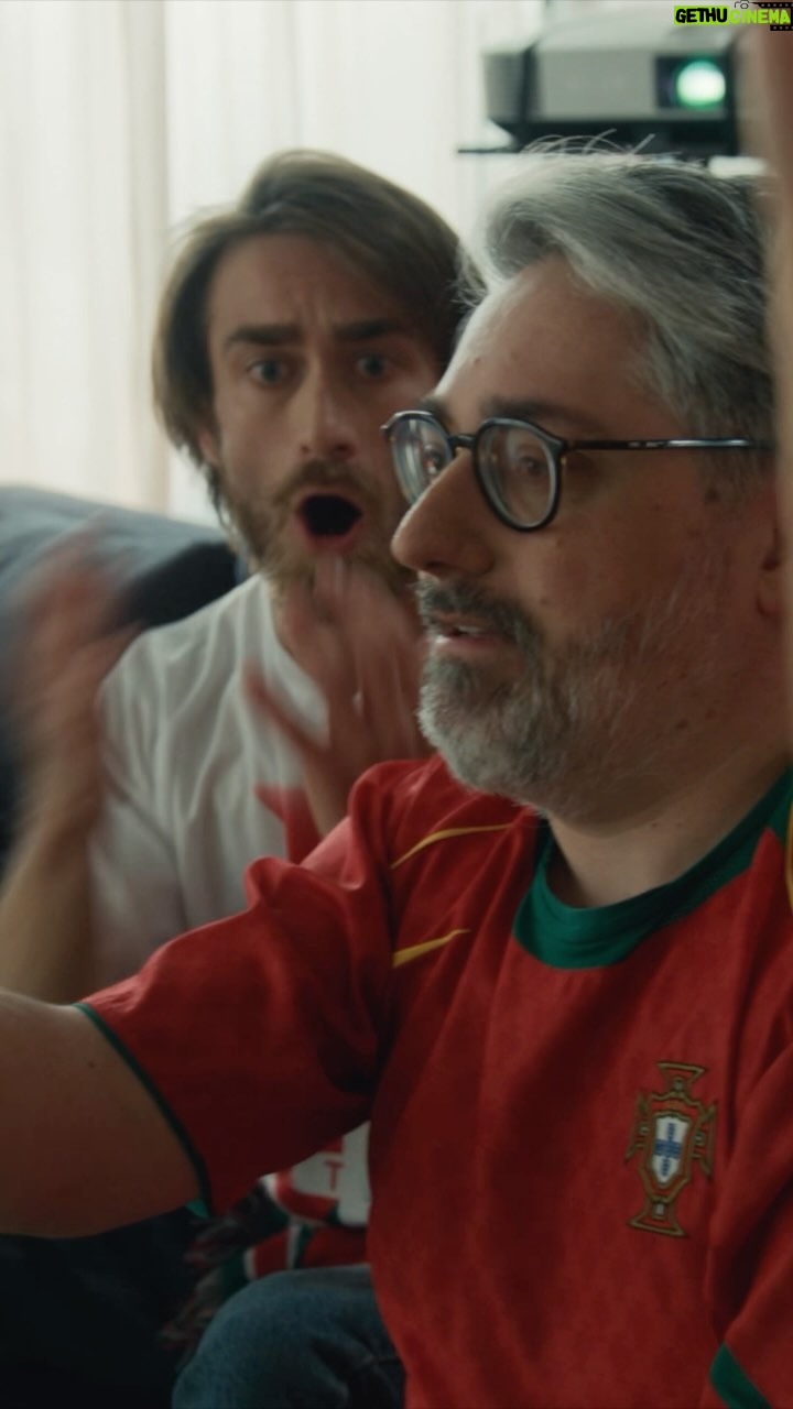 Nuno Markl - 3.2K Likes - Em todos os campeonatos, as grandes campanhas são sempre viradas para os conhecedores de bola. Finalmente, eis uma para o resto de nós.
Jovem! Tu, que passaste ao lado de uma grande carreira futebolística como eu. Não precisas de saber de bola para apoiar @portugal, porque #TodaaEnergiaéBemvinda! 💪🇵🇹
Só não mexas é no comando durante o jogo, ó fachavor. Parece que não resulta. Eu só queria mais sharpness.
#Galp #Euro2024