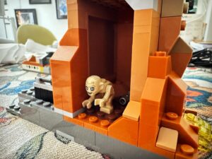 Nuno Markl Instagram - A Torre de Barad-Dûr, que tanto carrego me proporcionou no Chiado, já está a ser dos melhores Lego em que meto as mãos - e ainda só há um cantinho feito. Mas as texturas rochosas, a engenhosa simulação de lava a escorrer por todo o lado… ISTO FAZ CALOR! A minifigura do Gollum está uma jóia, bem como este esconderijo dele com um peixe dentro. Mas a viagem ainda só está no começo. #legobaraddur