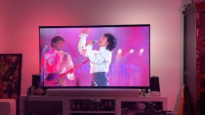 Nuno Markl Instagram - Vou ter de vos pedir que imaginem a música (o Instagram bloqueia de imediato qualquer canção do Prince por questões de direitos), que é o Baby I’m a Star. E estava a tocar bem alto. De resto, limpei o pó ao sistema de sincronização entre luzes e filmes e liguei-o, só para ver momentos do filme Purple Rain, que parece feito para isto.

Sim, pá. É até onde vai a minha cromice. Os candeeiros da minha sala sincronizados com filmes. 🤷🏻