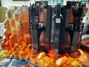 Nuno Markl Instagram - A Torre de Barad-Dûr, que tanto carrego me proporcionou no Chiado, já está a ser dos melhores Lego em que meto as mãos - e ainda só há um cantinho feito. Mas as texturas rochosas, a engenhosa simulação de lava a escorrer por todo o lado… ISTO FAZ CALOR! A minifigura do Gollum está uma jóia, bem como este esconderijo dele com um peixe dentro. Mas a viagem ainda só está no começo. #legobaraddur