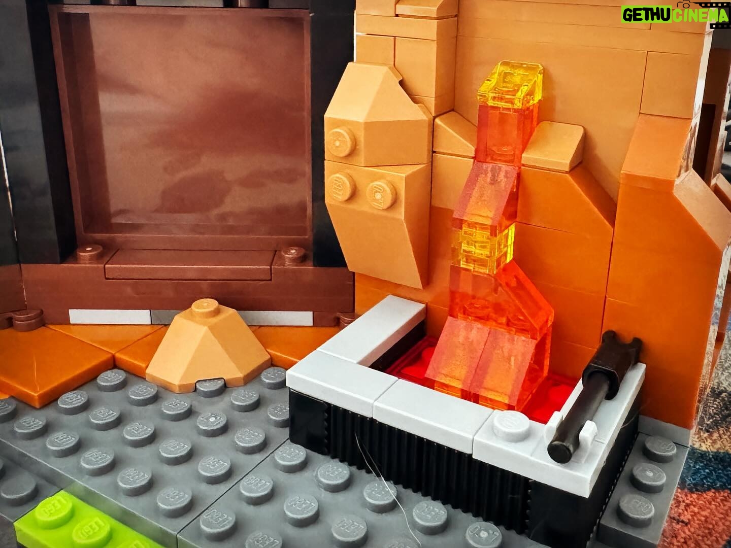 Nuno Markl - 3.3K Likes - A Torre de Barad-Dûr, que tanto carrego me proporcionou no Chiado, já está a ser dos melhores Lego em que meto as mãos - e ainda só há um cantinho feito. Mas as texturas rochosas, a engenhosa simulação de lava a escorrer por todo o lado… ISTO FAZ CALOR! A minifigura do Gollum está uma jóia, bem como este esconderijo dele com um peixe dentro. Mas a viagem ainda só está no começo. #legobaraddur