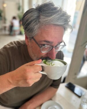 Nuno Markl Instagram - 🎼 🎶 

Matcha, Matcha Man
I wanna be 
A Matcha Man

Há anos que vejo a Teresa beber o seu matcha. Hoje pensei que estava na altura de experimentar tão verde bebida. Emborquei um matcha latte - não sem alguma desconfiança - e não só apreciei, como depois enfardei panquecas de matcha, ali que nem um matchão. Sim, fui full matcha. 360 graus matcha. 
A Teresa explicou-me que este é o chamado matcha cerimonial e eu não quis saber mais: a palavra cerimonial é suficiente para eu me sentir mais adulto e importante, seja qual for o produto. Adorava que houvesse chocolates cerimoniais e chupa-chupas cerimoniais. Devíamos ter direito a mais produtos cerimoniais.

Confirma-se: isto dá um espevitanço especial, diferente do café, uma energia convicta e focada, mas sem o coice histérico da bica. Gostei. 🍵 <— Sim, existe um emoji de matcha. A partir do momento em que algo tem o seu próprio emoji, penso que está na altura de experimentar.