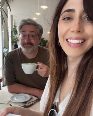 Nuno Markl Instagram - 🎼 🎶 

Matcha, Matcha Man
I wanna be 
A Matcha Man

Há anos que vejo a Teresa beber o seu matcha. Hoje pensei que estava na altura de experimentar tão verde bebida. Emborquei um matcha latte - não sem alguma desconfiança - e não só apreciei, como depois enfardei panquecas de matcha, ali que nem um matchão. Sim, fui full matcha. 360 graus matcha. 
A Teresa explicou-me que este é o chamado matcha cerimonial e eu não quis saber mais: a palavra cerimonial é suficiente para eu me sentir mais adulto e importante, seja qual for o produto. Adorava que houvesse chocolates cerimoniais e chupa-chupas cerimoniais. Devíamos ter direito a mais produtos cerimoniais.

Confirma-se: isto dá um espevitanço especial, diferente do café, uma energia convicta e focada, mas sem o coice histérico da bica. Gostei. 🍵 <— Sim, existe um emoji de matcha. A partir do momento em que algo tem o seu próprio emoji, penso que está na altura de experimentar.