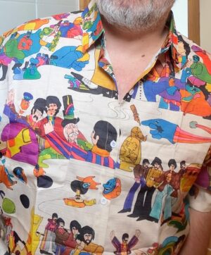 Nuno Markl Instagram - Ainda sobre camisas.

Quando me perguntam quem é uma referência da moda para mim, respondo: Charlie Brown. Passei uma vida a tentar encontrar uma camisa como a dele. Esse dia chegou. 
E ainda: Beatles no Yellow Submarine e Muppets. Sinto que hoje é um dia de importância histórica na minha colecção de camisas. 

Todas estas vieram das profundezas da net. No entanto, foram-me mostradas num anúncio de Instagram. Os sacanas conhecem uma pessoa.