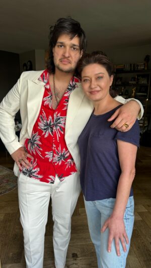 Nurgül Yeşilçay Instagram - Benim oğlan izlediklerinden hiç etkilenmez😂 
Özledim oğlumu be🥰
“The world is yours”  beybi 😊😎