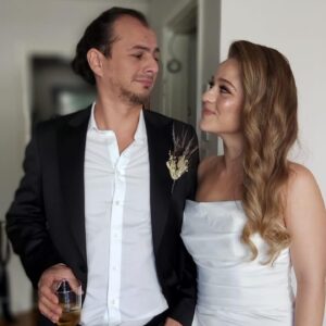 Nurhak Mine Söz Instagram - Kalbim o kadar yeni ve o kadar güzel bir sevgiyle dolu ki, bildiğim bütün kelimeler yetersiz kalıyor hislerimi anlatmaya. Yolum iyiki yolunla kesişti. İyi ki hayatlarımızı birleştirdik. Biz iki afacan çocuk birlikte en güzel afacanlıklarımızı yapacağız biliyorum. Birlikte bütün güzel duygularımızı çoğalttığımız, olumsuzlukların içinden sevgimizle geçtiğimiz güzel bir ömrümüz olsun. #iyiki #married 👰🏼🤵💍🥂 @orcunbenlee