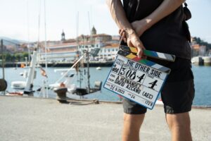 Nuria Herrero Instagram - Mañana se estrena “Desde el mañana” en @disneypluses . Espero que os guste y que la disfrutéis tanto como lo hice yo de Arantxa, de unos compis y equipazo como el que tuvimos y de los maravillosos paisajes de Bilbao y sus alrededores!! 💎

📸 1,3,4 @unaimateo 

@thegoodmoodproductions