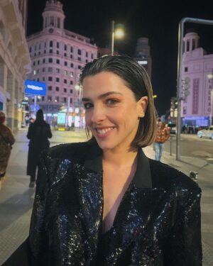 Nuria Herrero Instagram - Gran Vía. -3º. 
Pero bien de calorcito en el estreno de Nacho. 🔥

#muah @marinabilbatua 
Look @elarmariodepepa 
@amateur_spain