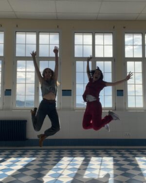 Nuria Herrero Instagram - Hace un año grabábamos en Bilbao “Desde el mañana”. 
A partir del 12 de junio disponible en Disney  . 🎆

@thegoodmoodproductions
@disneypluses 
@aleteia_actores 
@arantzavelezcasting 
@diegogitecasting