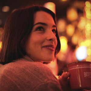 Nuria Herrero Instagram - ✨De vuelta en casa por Navidad ✨#publi. Disfruta de un consumo responsable 40º.

Un año más @beefeatergin_es lo da todo en Navidad y nos trae a Valencia su #BeefeaterXMas con música en directo y sus hot gins para celebrar estas fiestas juntos hasta el 30 de diciembre.🥤🎄

📍Mercado de Colón (Pub Down Monkey Business).