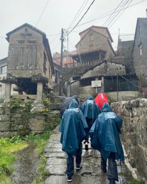 Nuria Herrero Instagram - O camiño de Santiago 🥾☔️