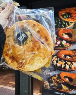 Nutthasit Kotimanuswanich Instagram - 🇯🇵Japan Trip Food Dump 🥘🍪🍙🍎🦪🍛🧇🧀🍾

1️⃣ 1ในความตั้งใจของทริปนี้คือต้องได้กินแฮมเบิร์ก📍Hamburg and Hamburg ต่อแถว1ชม.ได้ เลยต้องสั่งsize 200g มากินให้สาแก่ใจ ชอบที่แฮมเบิร์กเนื้อเป็นเนื้อ มันน้อย ไม่เละ กินไปเจอเนื้อเต็มๆ เสิร์ฟในกระทะร้อนๆ เลือกกินกับซอสได้2อย่าง addท้อปปิ้งได้ มีข้าวมาในเซ็ตด้วย ฉันaddท้อปปิ้งอโวคาโด้ไป (หวังให้น้องพาไขมันเลวออกจากร่างกาย😂)
2️⃣Millefeuille📍Gariguette,Osaka สั่งรสEarl Grey & Apricotมา ขอใช้คำว่าโคตรรรอร่อย คุณแฟนที่ไม่ค่อยกินขนมยังต้องแพ้มิลเฟยร้านนี้
3️⃣เห็นคนต่อแถวยาวมากเลยตามๆเค้าไป📍Kyoto Onimaru, Kyoto มีข้าวปั้นหน้าต่างๆเยอะมาก ลองสุ่มมา3อัน ไอ้ก้อนที่หน้าตาเฉยๆนั่นแหละอร่อยสุดๆ เป็นรสบ๊วยกับปลาแห้ง มันเข้ากันดีจนงงอ่ะ
4️⃣📍Natural Crepe, Shimokitazawa แป้งเครปดีมาก กรอบ นุ่ม บาง สั่งFresh Cream Appleมา ครีมฉ่ำ หวานน้อย อร่อย กินแอปเปิ้ลหวานอมเปรี้ยวแล้วสดชื่นสุดๆ กินตอน2ทุ่มก็ยังสดชื่นอยู่
5️⃣ หอยนางรมอบ เปิดฟอยล์ออกมาเห็นน้องเดือดปุดๆ วิธีกินคือให้เอาข้าวลงไปคลุก หอยสด หวานฉ่ำมากๆ กินกับข้าวญี่ปุ่นคลุกร้อนๆ โคตรดี 📍Tsukada Nojo, Omotesando 
6️⃣ ข้าวแกงกะหรี่ที่พี่ๆเค้าแนะนำว่าต้องมากิน และaddท้อปปิ้งผักโขม📍Joto Curry, Shibuya เป็นแกงกะหรี่แบบนัวๆออกหวานหน่อยๆ กินเพลินมาก มีท้อปปิ้งให้เลือกเยอะ ออกจากร้านคือจุกเพราะไซส์เล็กเค้าก็ยังใหญ่มากกก
7️⃣วาฟเฟิลกรอบนอกนุ่มใน ลองซื้อ Plain Waffle มากินแบบร้อนๆ กับ Butter Caramel Cream Waffle มากินแบบเย็นๆ โหววว ดีทั้งคู่เลย 📍Manneken, Ginza
8️⃣ ยืนสังเกตร้านนี้อยู่ซักพัก ทำไมดูมีคนlocalแวะมาซื้อเรื่อยๆ เลยขอแวะบ้าง📍Takoya Teru, Osaka  ลองสั่งทาโกยากิ addท้อปปิ้งเมนไทโกะกับชีส แป้งเค้านุ่มมากๆ แบบไม่ใช่ทาโกยากิที่ฉันรู้จัก  คุณแฟนถึงกับเอ่ยปากว่าอร่อยกว่าเจ้าดังย่านนั้น (ร้านไม่มีที่นั่ง มีแต่โต๊ะยืนกินจ้า)
9️⃣ ยกให้เป็นUmeshuที่อร่อยที่สุดดดดเท่าที่เคยกินมา ไม่พูดเยอะ ใครตามหามาได้ ซื้อได้ที่ไหนมาบอกบุญหน่อยเถอะนะ📍Appre Japanese Whisky and Sake Bar, Shibuya

#ดึกแล้วลงรูปของกินได้ #japantrip #fooddump