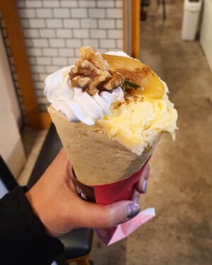 Nutthasit Kotimanuswanich Instagram - 🇯🇵Japan Trip Food Dump 🥘🍪🍙🍎🦪🍛🧇🧀🍾

1️⃣ 1ในความตั้งใจของทริปนี้คือต้องได้กินแฮมเบิร์ก📍Hamburg and Hamburg ต่อแถว1ชม.ได้ เลยต้องสั่งsize 200g มากินให้สาแก่ใจ ชอบที่แฮมเบิร์กเนื้อเป็นเนื้อ มันน้อย ไม่เละ กินไปเจอเนื้อเต็มๆ เสิร์ฟในกระทะร้อนๆ เลือกกินกับซอสได้2อย่าง addท้อปปิ้งได้ มีข้าวมาในเซ็ตด้วย ฉันaddท้อปปิ้งอโวคาโด้ไป (หวังให้น้องพาไขมันเลวออกจากร่างกาย😂)
2️⃣Millefeuille📍Gariguette,Osaka สั่งรสEarl Grey & Apricotมา ขอใช้คำว่าโคตรรรอร่อย คุณแฟนที่ไม่ค่อยกินขนมยังต้องแพ้มิลเฟยร้านนี้
3️⃣เห็นคนต่อแถวยาวมากเลยตามๆเค้าไป📍Kyoto Onimaru, Kyoto มีข้าวปั้นหน้าต่างๆเยอะมาก ลองสุ่มมา3อัน ไอ้ก้อนที่หน้าตาเฉยๆนั่นแหละอร่อยสุดๆ เป็นรสบ๊วยกับปลาแห้ง มันเข้ากันดีจนงงอ่ะ
4️⃣📍Natural Crepe, Shimokitazawa แป้งเครปดีมาก กรอบ นุ่ม บาง สั่งFresh Cream Appleมา ครีมฉ่ำ หวานน้อย อร่อย กินแอปเปิ้ลหวานอมเปรี้ยวแล้วสดชื่นสุดๆ กินตอน2ทุ่มก็ยังสดชื่นอยู่
5️⃣ หอยนางรมอบ เปิดฟอยล์ออกมาเห็นน้องเดือดปุดๆ วิธีกินคือให้เอาข้าวลงไปคลุก หอยสด หวานฉ่ำมากๆ กินกับข้าวญี่ปุ่นคลุกร้อนๆ โคตรดี 📍Tsukada Nojo, Omotesando 
6️⃣ ข้าวแกงกะหรี่ที่พี่ๆเค้าแนะนำว่าต้องมากิน และaddท้อปปิ้งผักโขม📍Joto Curry, Shibuya เป็นแกงกะหรี่แบบนัวๆออกหวานหน่อยๆ กินเพลินมาก มีท้อปปิ้งให้เลือกเยอะ ออกจากร้านคือจุกเพราะไซส์เล็กเค้าก็ยังใหญ่มากกก
7️⃣วาฟเฟิลกรอบนอกนุ่มใน ลองซื้อ Plain Waffle มากินแบบร้อนๆ กับ Butter Caramel Cream Waffle มากินแบบเย็นๆ โหววว ดีทั้งคู่เลย 📍Manneken, Ginza
8️⃣ ยืนสังเกตร้านนี้อยู่ซักพัก ทำไมดูมีคนlocalแวะมาซื้อเรื่อยๆ เลยขอแวะบ้าง📍Takoya Teru, Osaka  ลองสั่งทาโกยากิ addท้อปปิ้งเมนไทโกะกับชีส แป้งเค้านุ่มมากๆ แบบไม่ใช่ทาโกยากิที่ฉันรู้จัก  คุณแฟนถึงกับเอ่ยปากว่าอร่อยกว่าเจ้าดังย่านนั้น (ร้านไม่มีที่นั่ง มีแต่โต๊ะยืนกินจ้า)
9️⃣ ยกให้เป็นUmeshuที่อร่อยที่สุดดดดเท่าที่เคยกินมา ไม่พูดเยอะ ใครตามหามาได้ ซื้อได้ที่ไหนมาบอกบุญหน่อยเถอะนะ📍Appre Japanese Whisky and Sake Bar, Shibuya

#ดึกแล้วลงรูปของกินได้ #japantrip #fooddump