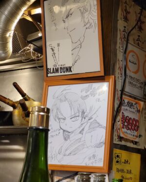 Nutthasit Kotimanuswanich Instagram - ใกล้กลับแล้วสินะ~
เมื่อวานลุยย่าน shimokitazawa บังเอิญเจอศิลปินที่เราสองคนชอบ @gingerrootmusic
เดินมั่วๆเจอร้านเหล้าบ๊วยที่อร่อย พนักงานชวนคุยเก่ง เค้าเลยแนะนำร้านอิซากายะย่านนั้นให้ไปลอง
เดินเข้าร้านต้องลงใต้ดินจนเกือบสะกิดนรก พนง.ต้อนรับดี บริการดี หน้าไม่บูด ลองสั่งเนื้อม้ากับให้ พนง เลือกให้ 1 เมนู ได้ปลาทอดกับซอสอร่อยๆมา เห็นคนสั่งกันทั้งร้าน เด็ดจัด!
(ภาพสุดท้ายเห็นอะไรไม่รู้เกี่ยวกับ slam dunk เดาว่าคนวาดคงเคยมากินที่นี่ ใครรู้บอกที!) @ides.nt