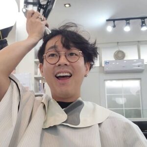 Nutthasit Kotimanuswanich Instagram - ลงเป็นคลิปเก็บไว้ ว่าครั้งนึงเคยโดนหัวตัวเองจากที่ไม่กล้าเลย...เอาชนะใจตัวเองได้เพราะพี่โอ๋ช่วยบิ้วและทำออกมาแบบที่ผมชอบมากๆเจอกันกับทรงนี้ยาวๆไปเล้ยยยย @arratri_aday ใครสนใจจองคิวทำสีหรือตัดผมทักำปที่ร้าน @adaysalon24 ได้เลย
#haircolor #salon #skinhead #hairsalon #lifestyleblogger