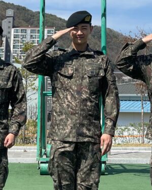 OOON Instagram - 그동안 기다려주셔서 감사합니다
앞으로도 함께 행복한 시간 보내요!
.
내 군대 동기들 선후임들 너무 고마웠다
나중에 또 보자꾸나
-아저씨