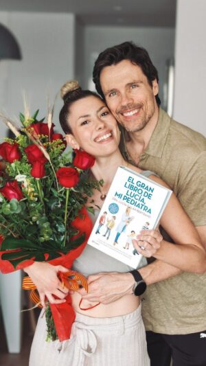 Octavi Pujades Instagram - Ha llegado el día más bonito en Catalunya: ¡SANT JORDI! 🐉📙🌹.
De momento, no llueve (🤞🏻🤞🏻) y en esta casa y tenemos ramo de rosas, libro, amor... Así que en breve nos vamos a dar un garbeo por Barcelona, que la ciudad hoy está que da gusto verla.

FELIÇ SANT JORDI A TOTHOM! ♥️🌹
(Feliz Sant Jordi a todos)

#santjordi #23abril #rosa #libro #llibre #diadelllibre #rose #book