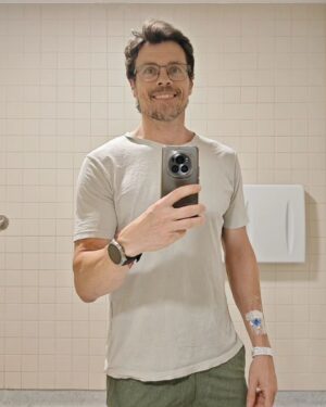 Octavi Pujades Instagram - Mis 50 empiezan... regular. 😂
Anoche, de Urgencias. 🏥 Resulta que la semana pasada me empezó a picar y a doler la piel en la zona de la cadera: enrojecimiento, vesículas... zas. Un herpes zóster.
La cosa ha ido avanzando, el dolor y el malestar aumentando, y acabé en el hospital enchufado a un gotero de tramad0l para apaciguar al bicho. 🦠

1- mi gotero y yo. Bendito alivio. 😅
2- creo que es la primera vía que me ponen en la vida. Ole. 💃🏻
3- sonrisa postratamiento. Eso ya es otra cosa. 🤤
4- a la Senan le dan mucha grima las agujas, la sangre y todo lo que tenga que ver con estas cosas. 💉 😵‍💫
5- y a mí me gusta enseñárselo y hacerle la puñeta. 😬
6- la zona afectada. Pixelada, que no es plan de herir sensibilidades... Desde la columna hasta casi el ombligo; una culebrilla de las buenas. 🐍
 7- hoy, por supuesto. Ensayo. Y llueve. ☹️☔

Me han puesto un tratamiento más fuerte, y a ver si con esto mejoramos... 🤞🏻💊

#felices50 #empezamosbien #herpeszoster  #happy50th