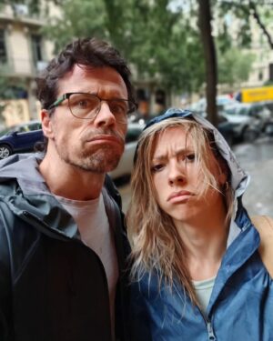Octavi Pujades Instagram - Mis 50 empiezan... regular. 😂
Anoche, de Urgencias. 🏥 Resulta que la semana pasada me empezó a picar y a doler la piel en la zona de la cadera: enrojecimiento, vesículas... zas. Un herpes zóster.
La cosa ha ido avanzando, el dolor y el malestar aumentando, y acabé en el hospital enchufado a un gotero de tramad0l para apaciguar al bicho. 🦠

1- mi gotero y yo. Bendito alivio. 😅
2- creo que es la primera vía que me ponen en la vida. Ole. 💃🏻
3- sonrisa postratamiento. Eso ya es otra cosa. 🤤
4- a la Senan le dan mucha grima las agujas, la sangre y todo lo que tenga que ver con estas cosas. 💉 😵‍💫
5- y a mí me gusta enseñárselo y hacerle la puñeta. 😬
6- la zona afectada. Pixelada, que no es plan de herir sensibilidades... Desde la columna hasta casi el ombligo; una culebrilla de las buenas. 🐍
 7- hoy, por supuesto. Ensayo. Y llueve. ☹️☔

Me han puesto un tratamiento más fuerte, y a ver si con esto mejoramos... 🤞🏻💊

#felices50 #empezamosbien #herpeszoster  #happy50th