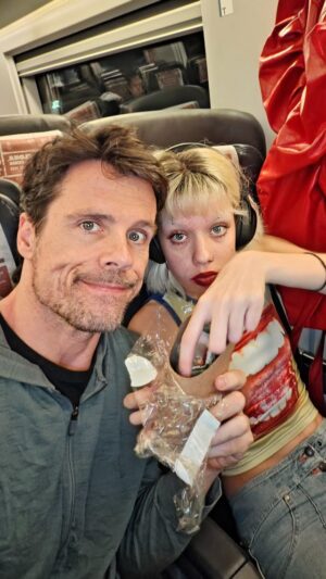 Octavi Pujades Instagram - Pues eso, que nos toca cenar en el tren. Que aquí la primogénita y un servidor tienen cosas capitalinas que hacer...

PD1: en el vídeo la niña se está zampando su bocadillo 🥪, y en la mesa tiene un pedazo de tarta 🍰(suyo también). En la foto, en cambio, hecha apenas cinco minutos después, ya está mangándome medio wrap 🌯 de mi cena. Y, si me descuido, se me lo merienda entero. Que, ahí, donde la veis, la nena es una lima. 

PD2: hoy en Barcelona ha refrescado ❄. Y, ¿qué se ha puesto Alicia? Exacto. Colgado a su derecha esta el abrigazo rojo de sus amores. Creo que lo va a amortizar al máximo. 😂😍 🧥 

#padre #hija #viaje #tren #dad #daughter #trip #train