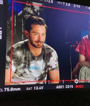 Octavio Hinojosa Martínez Instagram - 😎🔥 Feliz de regresar con esta historia y este equipo!!!! Temporadas 2 y 3 de #comosobrevivirsoltero