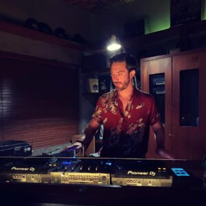 Octavio Hinojosa Martínez Instagram - @comosobrevivirsoltero 2 🎶