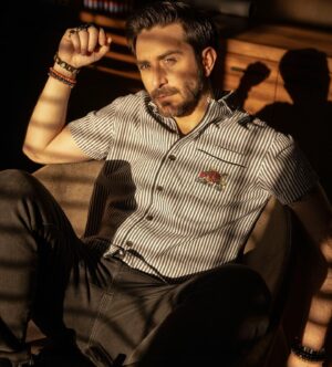 Octavio Hinojosa Martínez Instagram - 1/ Somos luz y sombra. 🌚🌝 
Justo en ese espacio somos nosotros 

FOTO: @alexsalinasg 
MUAH: @santanamakeup_