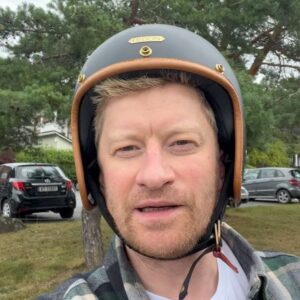 Odd-Magnus Williamson Instagram - Da jeg var 5 år lovte jeg muttern at jeg skulle hente henne i motorsykkel med sidevogn når jeg ble stor. 

Tusen takk til @retrotoursnorway for lån av nydelig sykkel!!

Retrotour tilbyr guiding i Oslo for opptil to personer. Så om du vil overraske kjæresten din eller barnet du liker best; book en tour på retro-tours.no

Livet altså!