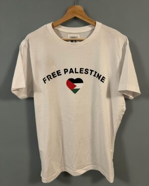 Odd-Magnus Williamson Instagram - I dag kl. 12:00 skjer det! AB5, en kreativ ungdomsbedrift fra Eikeli videregående skole, lanserer sin meningsfulle kolleksjon på ab5.no: Free Palestine T-skjorter. 🕊️🇵🇸

Jeg støtter initiativet og har sikret min t-skjorte. Ikke bare det, 20% av salgsinntektene går til Palestinakomiteens arbeid. 🕊️🇵🇸

Følg @ab5.no for de siste nyhetene om deres prosjekter og gjør en forskjell sammen med oss.