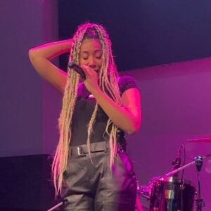 Odreii Instagram - First time performing in the USA 🇺🇸 and it’s in NYC that the journey starts 🗽❤️ had an amazing time performing at @sobsnyc for @majorstage ! Thank you for having me 🙏🏾 big love for the crowd and the artists who performed 🔥 
album 💿 « Sweatin’ Gold » out now !

Can’t wait to visit again #nyc
@mbmcmusic 
@factorcanada 
@the_orchard_ 

#nyclivemusic #factorcanada #singersongwriter #ownlane #majorstage
