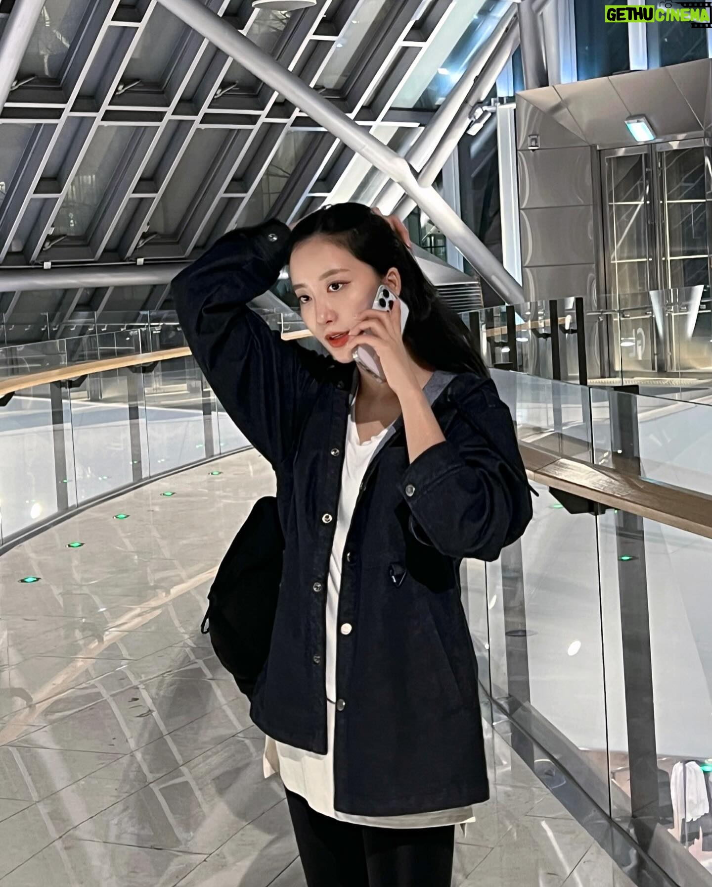 Oh Chae-yi - 3 Likes - #광고 #offroad #오프로드
도심에서의 일상 뿐 아니라 아웃도어
활동에도 적합한 기능성과 스타일을 갖춘
컨템포러리 아웃도어룩 @offroad__official 🌲
오늘은 오프로드 데님셔츠 툭 걸치고 쇼핑했지만
다음번엔 요 아이 입고 등산가야지🐾
#컨템포러리아웃도어 #컨템포러리테크웨어 #고프코어 #ㅇㅍㄹㄷ