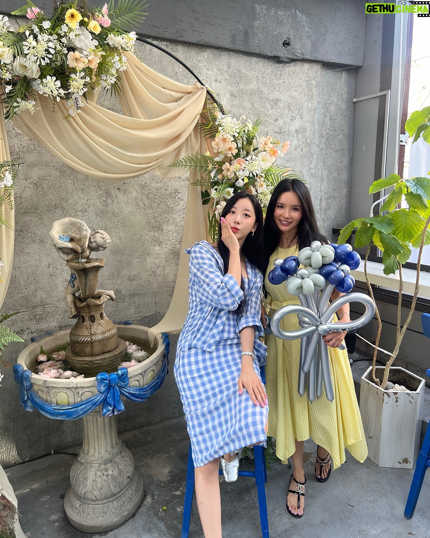 Oh Chae-yi - 3 Likes - @ate_seongsu
핫한 성수 브런치카페 다녀왔어요🫶🏻
@newg_gwenkang 언니처럼 너무나 상콤한 이곳💛
음식 분위기 모두 취저잖아!