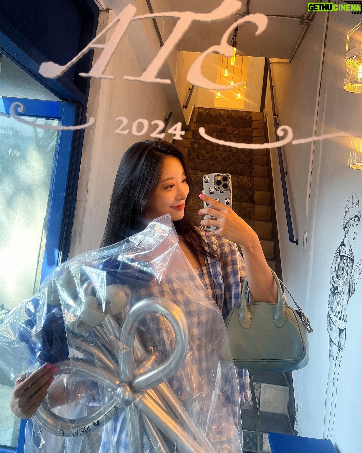 Oh Chae-yi - 3 Likes - @ate_seongsu
핫한 성수 브런치카페 다녀왔어요🫶🏻
@newg_gwenkang 언니처럼 너무나 상콤한 이곳💛
음식 분위기 모두 취저잖아!