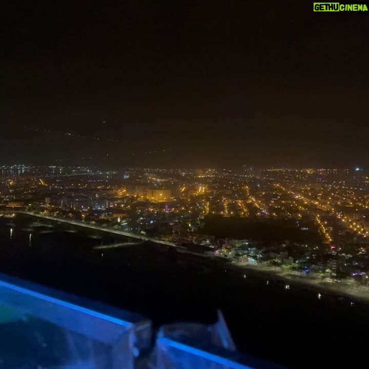 Oh Chae-yi - 3 Likes - 백만년만의 Vietnam🇻🇳
인싸놀이 하고 하루 방전...