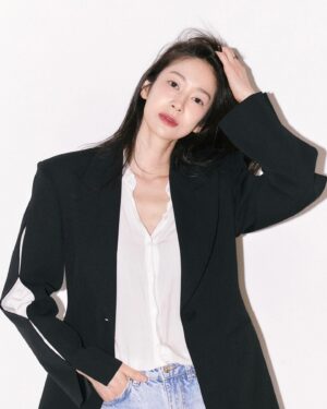 Oh Hye-won Instagram - 뉴프로필작업 thanks to🖤
hair @yyexxan0 
makeup @_____seoin 
style @l_seon_k25