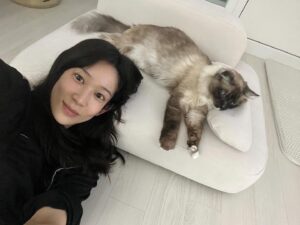 Oh Hye-won Instagram - 앙모의 최애소파🤍 @bonest.insta
색감이나 디자인이 넘 맘에들어요 긁힘이나 오염에 강해서 관리도 쉽고
세상에 온열 통풍기능까지. 5-6kg두냥이가 올라갈만큼 넉넉하고, 카메라만 들이밀면 도망가는 겁쟁이 나나도 올라오고 싶어서 기웃기웃해요🩶 #펫소파 #보네스트 #온열소파