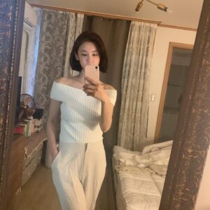 Oh In-hye Instagram - 내옷내코디. 피팅중. 다가져가버리지 뭐,ㅎㅎ 혼자서도 잘해요.ㅎㅎ배고파서 일찍 자버려야지게따.ㅠ 모두 굿밤👋🏻