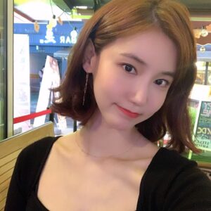Oh In-hye Instagram - 오랜만이군. 단발. 잘부탁해👋🏻 데뷔초로 돌아간 느낌. 헷.