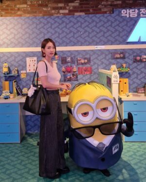Oh Jung-yeon Instagram - 🎬영화 #하이재킹 
우리의 아픔이 녹아있는 역사적 사건을 재구성한 영화🎞

상영 내내 긴장감 가득 안고 관람하다 결말에 먹먹해져
나도 모르게 행동도 표정도 굳어버렸지만...🫥
귀요미 미니언즈를 보고 기념사진을 찍지 아니할 수 없었던 이야기

#F27기🛩 #전명세조종사 #기억하겠습니다
