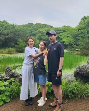 Oh Jung-yeon Instagram - 내가 제주집에 잠시 머물 계획을 세우면서부터
며칠이라도 함께 리프레시하자 한 우리 셋 #again2021🌴

각자 삶의 무게에 눌려 서로서로에게 한 번씩은 말도 안 되게 징징거렸을 때.. 그저 이해해주고 보듬어주고 기다려준 기억들 덕에 더욱더 단단해진 삼 남매👩‍👧‍👦

많이 보고, 많이 먹고, 많이 걷고, 많이 웃고, 많이 얘기하고...
이렇게 또 소나무처럼 튼튼한 추억 한다발 쌓아졌구먼유~😌🌳

#전영미 #김현수 #오정연 #우정 #우정스타그램 #friends #friendship #bettertogether #제주 #jeju #동백동산 #얼리블랙제주 #소호로제주 #홀리데이홀릭 #관덕정분식