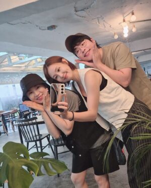 Oh Jung-yeon Instagram - 내가 제주집에 잠시 머물 계획을 세우면서부터
며칠이라도 함께 리프레시하자 한 우리 셋 #again2021🌴

각자 삶의 무게에 눌려 서로서로에게 한 번씩은 말도 안 되게 징징거렸을 때.. 그저 이해해주고 보듬어주고 기다려준 기억들 덕에 더욱더 단단해진 삼 남매👩‍👧‍👦

많이 보고, 많이 먹고, 많이 걷고, 많이 웃고, 많이 얘기하고...
이렇게 또 소나무처럼 튼튼한 추억 한다발 쌓아졌구먼유~😌🌳

#전영미 #김현수 #오정연 #우정 #우정스타그램 #friends #friendship #bettertogether #제주 #jeju #동백동산 #얼리블랙제주 #소호로제주 #홀리데이홀릭 #관덕정분식