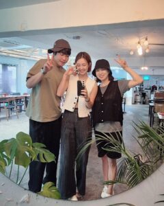 Oh Jung-yeon Instagram - 내가 제주집에 잠시 머물 계획을 세우면서부터
며칠이라도 함께 리프레시하자 한 우리 셋 #again2021🌴

각자 삶의 무게에 눌려 서로서로에게 한 번씩은 말도 안 되게 징징거렸을 때.. 그저 이해해주고 보듬어주고 기다려준 기억들 덕에 더욱더 단단해진 삼 남매👩‍👧‍👦

많이 보고, 많이 먹고, 많이 걷고, 많이 웃고, 많이 얘기하고...
이렇게 또 소나무처럼 튼튼한 추억 한다발 쌓아졌구먼유~😌🌳

#전영미 #김현수 #오정연 #우정 #우정스타그램 #friends #friendship #bettertogether #제주 #jeju #동백동산 #얼리블랙제주 #소호로제주 #홀리데이홀릭 #관덕정분식