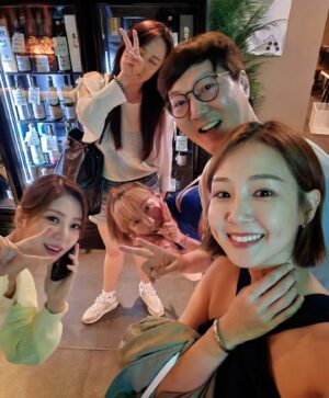 Oh Jung-yeon Instagram - 애주가들 사이 나홀로 꿋꿋이 사이다💚

술알못지만 예쁜 술병은 못참는 나😆
집에 델꼬와 꽃병으로~!!🍾💐👍🏻

👕: dress by @saturdayclub #saturdayclub 💙
🍱: @sakabar_dandan #사카바단단 #여의도맛집