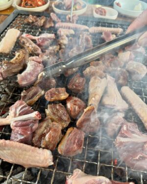 Oh Sang-jin Instagram - 인생 오리고기를 만남 😹

어딘지는 비밀 🤫

이라고 했는데 다들 아심 ㅜ

양주민속촌오리 입니다!