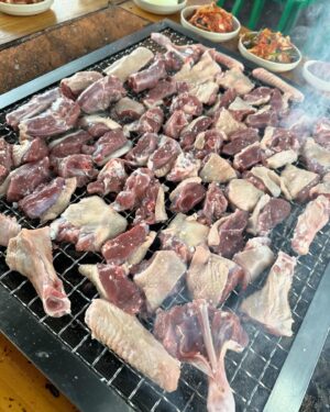 Oh Sang-jin Instagram - 인생 오리고기를 만남 😹

어딘지는 비밀 🤫

이라고 했는데 다들 아심 ㅜ

양주민속촌오리 입니다!