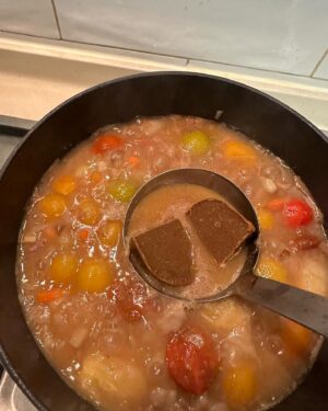 Oh Sang-jin Instagram - 어제저녁 끓여둔 주말의 카레 🍛

버터와 양파로 카라멜라이즈드 베이스 만듬 (버터는 이래도 되나싶을 정도의 양으로)
갠적으로 작은 건더기를 좋아해서 잘게 썬 감자와 당근을 준비
호화스럽게 투뿔 등심을 숭덩숭덩
감칠맛을 위해 토마토도 풍덩 넣어줌 (토마토 없으면 치킨 스톡이나 동전 육수로 간을 해도 좋아요)
잘 저어가며 뭉근하게 끓여서 카레 루를 녹여내면 완성!

주말 내내 밥에 얹어 잘 먹어야지

#오상진의요리스타그램